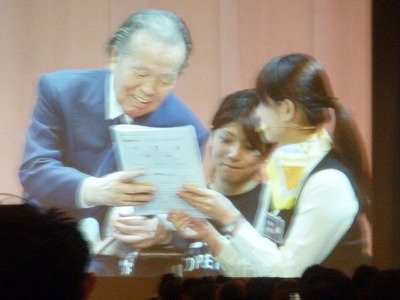 浜田さんのiPhone契約場面。女性はテレビＣＭに出てくる御本人